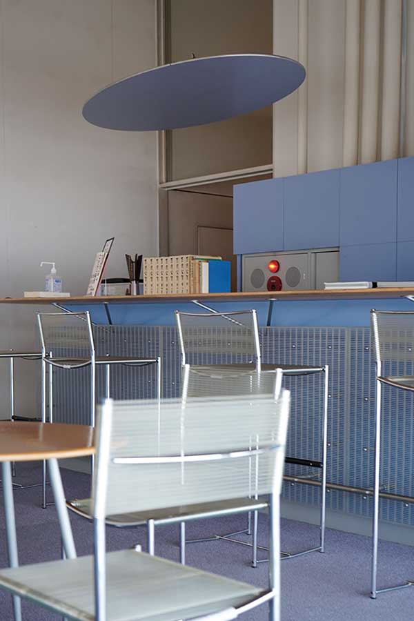 青い色彩のカフェ